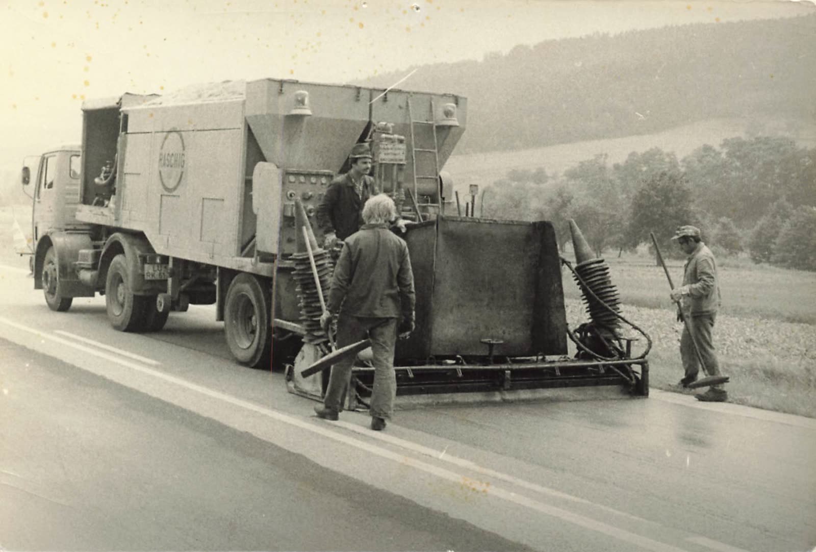 Historische Aufnahme – Dünnschichtbelag-Einbau der ersten Generation